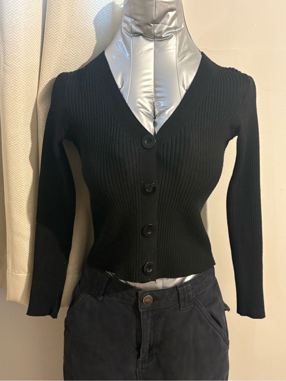 Women's Black Ribbed V-Neck Button-Front cropped Cardigan